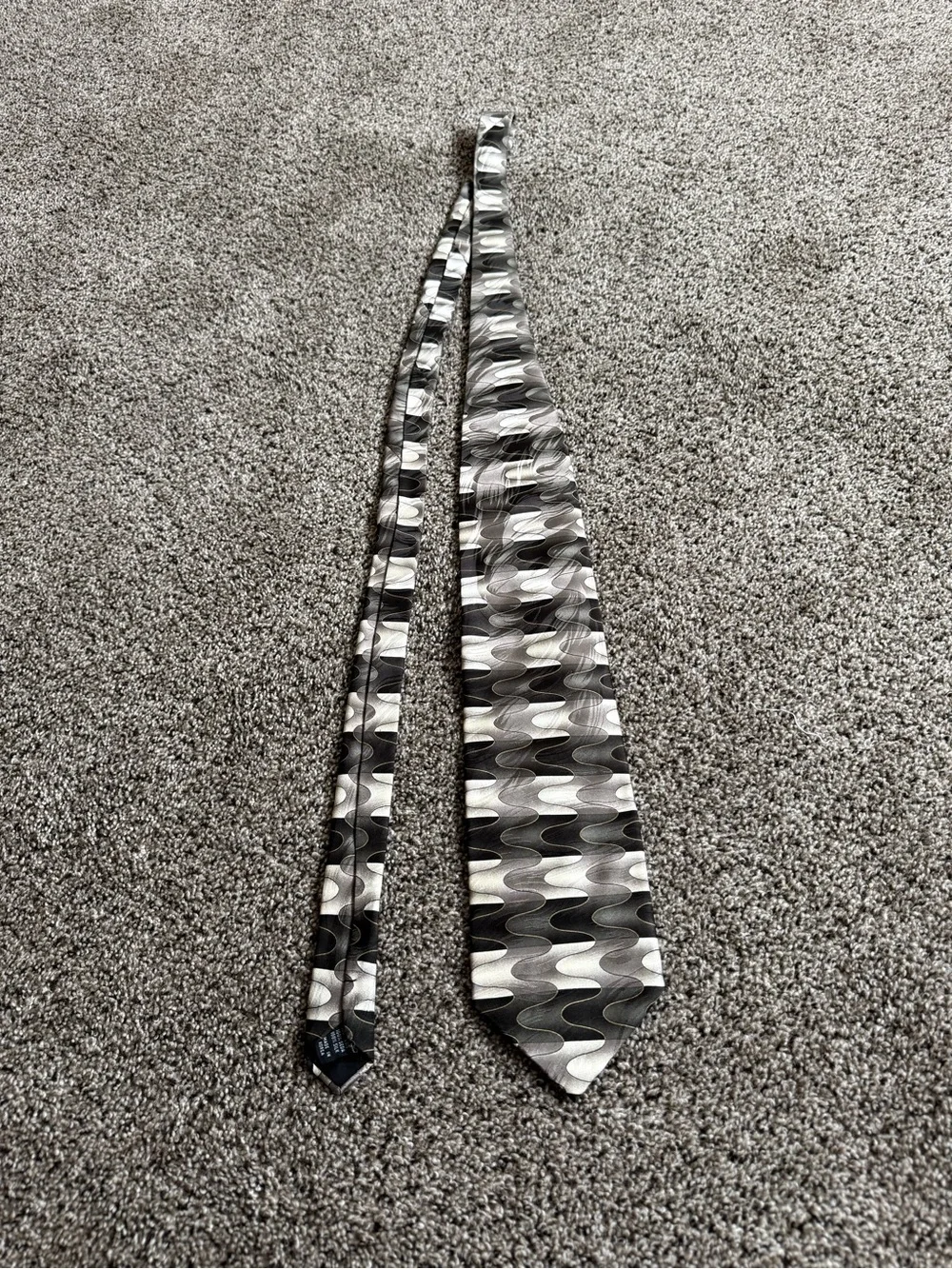 Bergamo New York X-Long Silk Tie Gray Black Abstract Wave Pattern - Picture 2 of 6